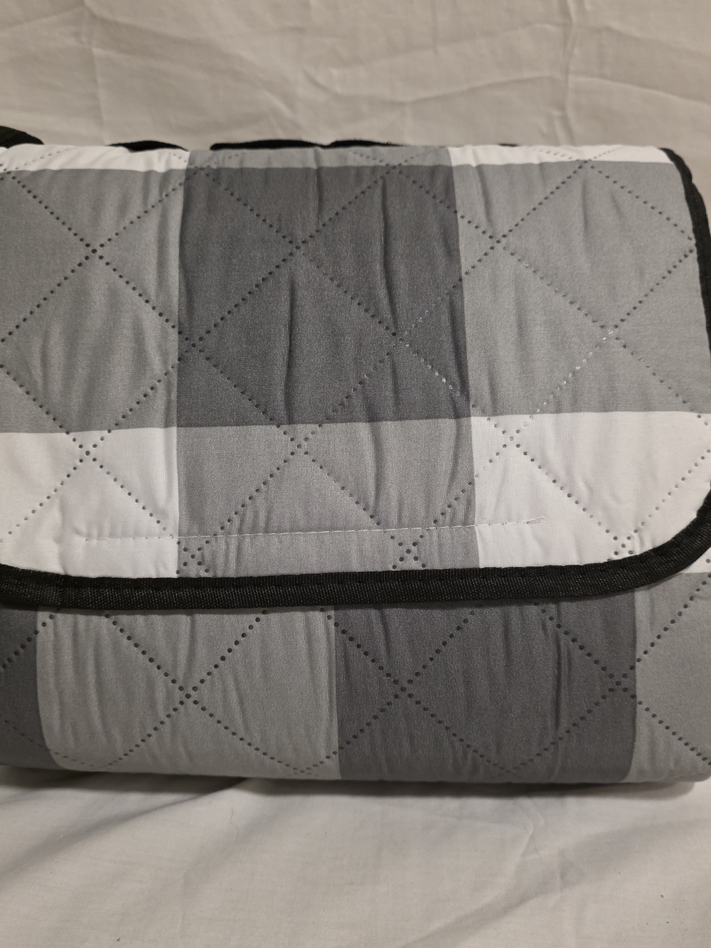 NEW Quilted Waterproof Picnic Blanket 60x60 Folds 10x11 Gray White Plaid Black